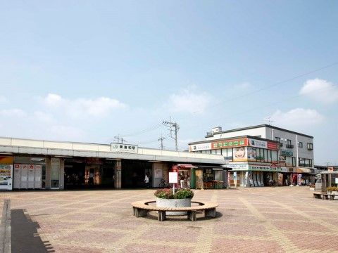 駅の前は広場になっている。広々としたスペースには円形のベンチが設置されており、きれいな花壇が見える。