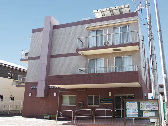施設は３階建ての鉄筋コンクリート造りの建物である。閑静な住宅街に位置している。敷地内には広い駐車場が設けてある。