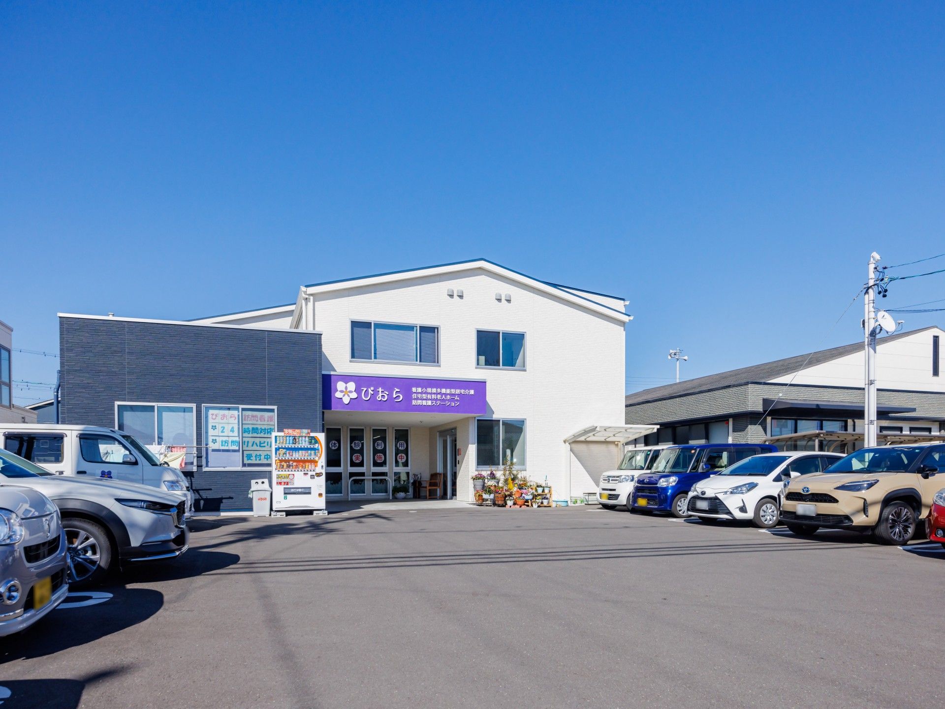 駐車場のある建物外観
