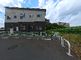 ゆったりとした外観の建物