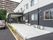 清潔感のある建物のエントランス