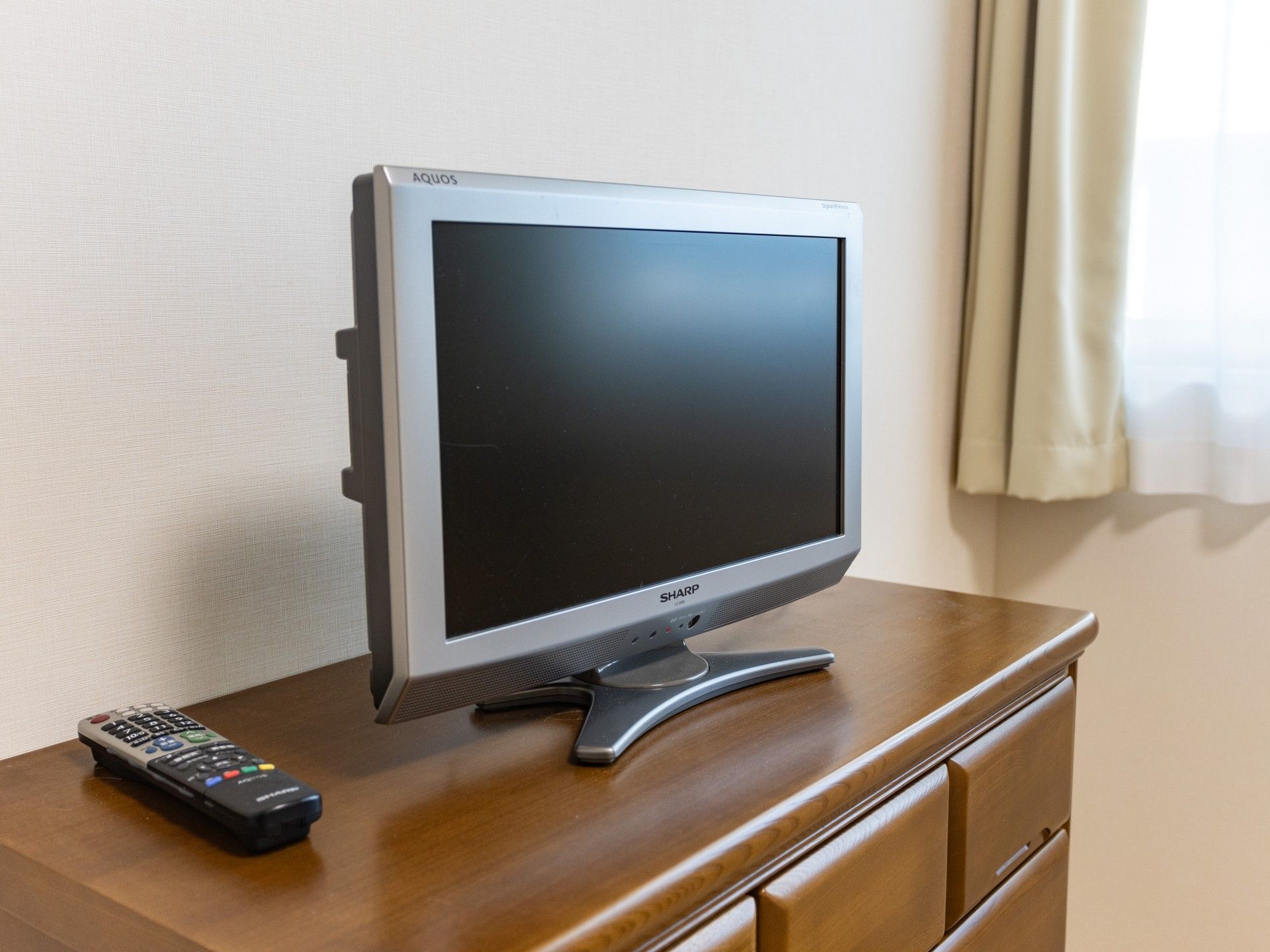 テレビとリモコンのある部屋