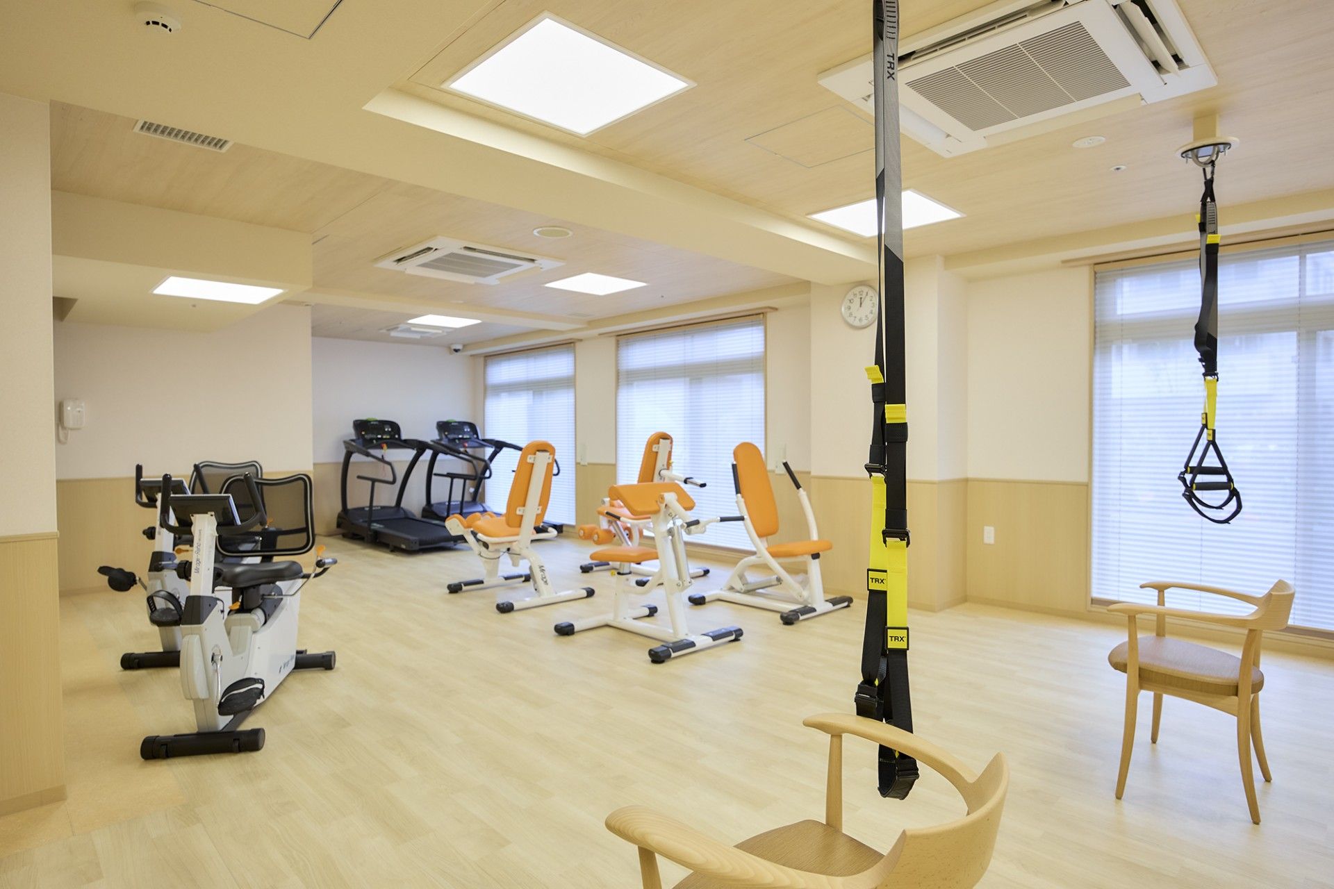 運動器具が並ぶ部屋