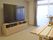 テレビとテーブルのある部屋