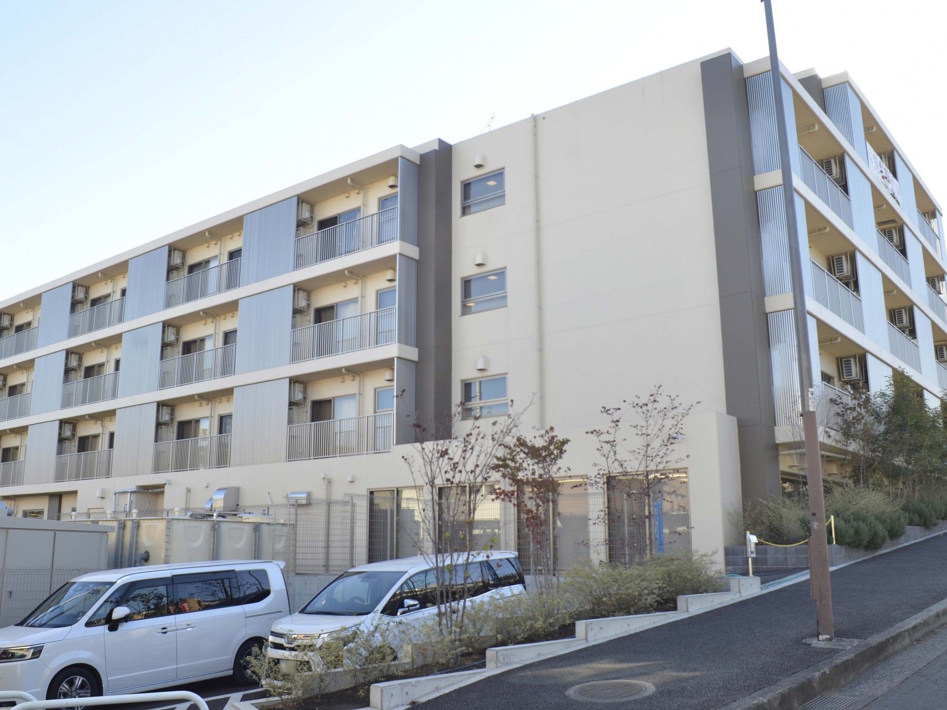 外観の建物と駐車場