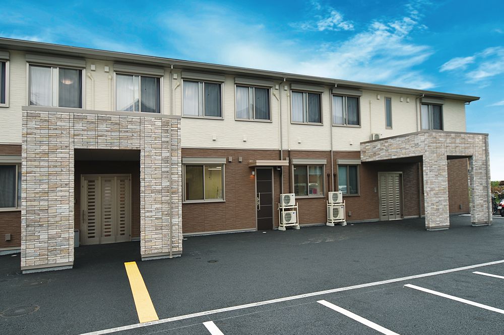 落ち着いた外観の建物
