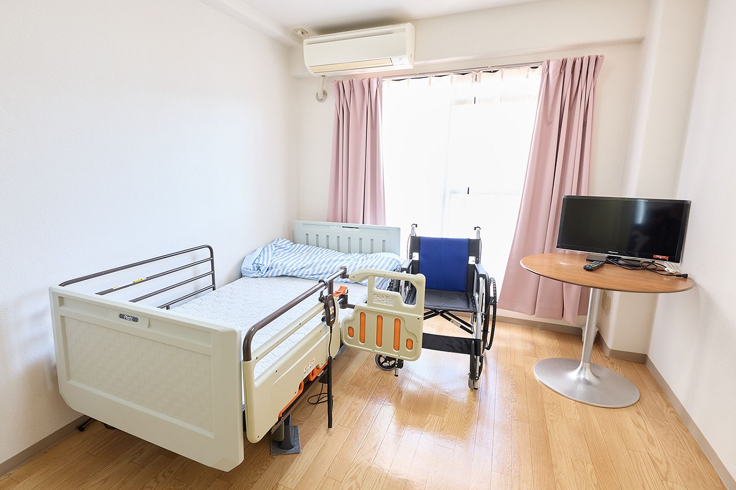 ご入居者様を見守るスタッフ