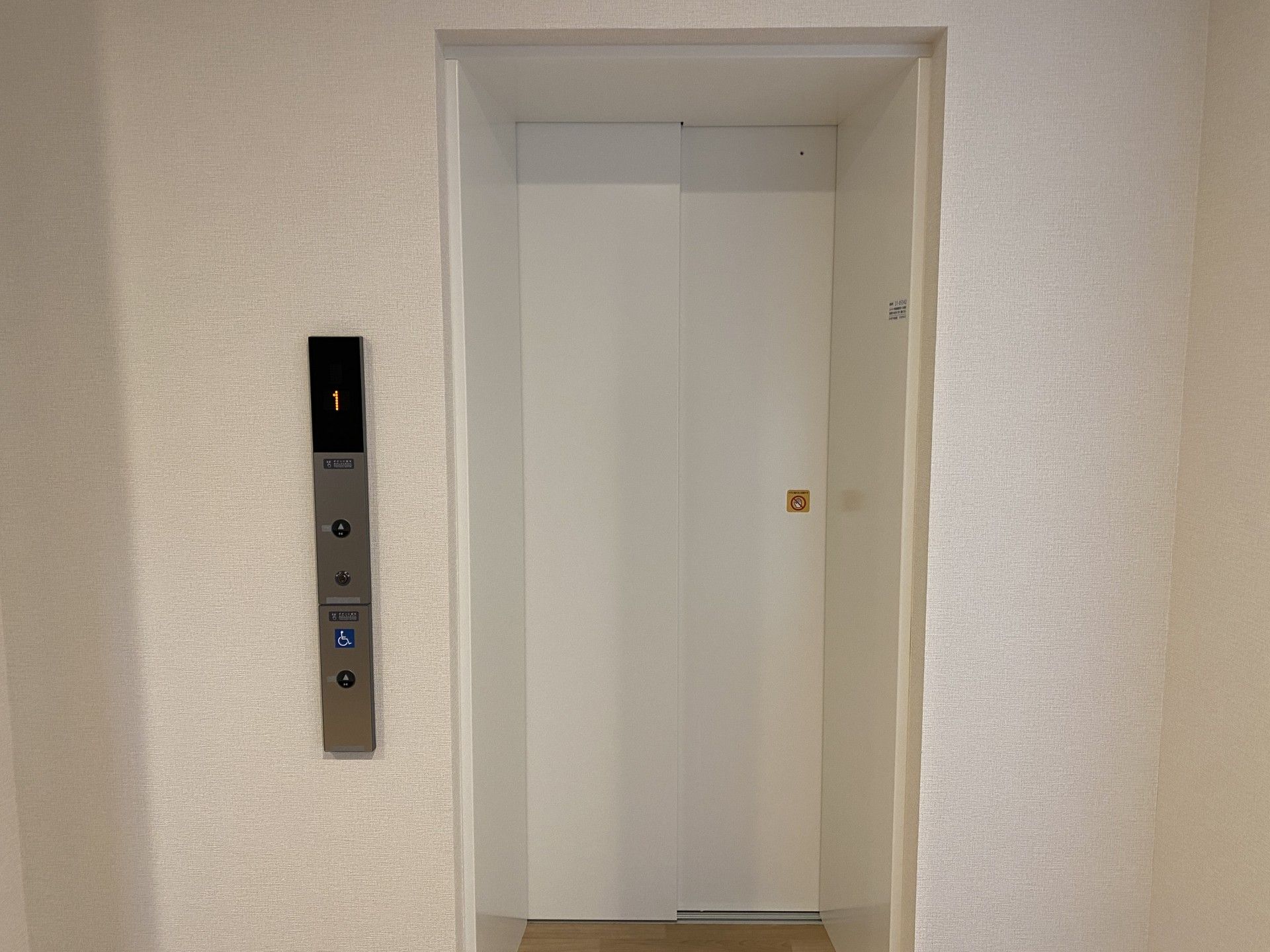 バリアフリーエレベーター前