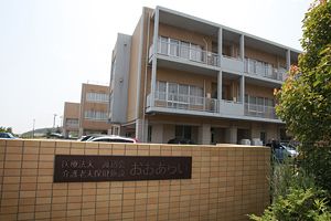 ゆったりとした外観の建物