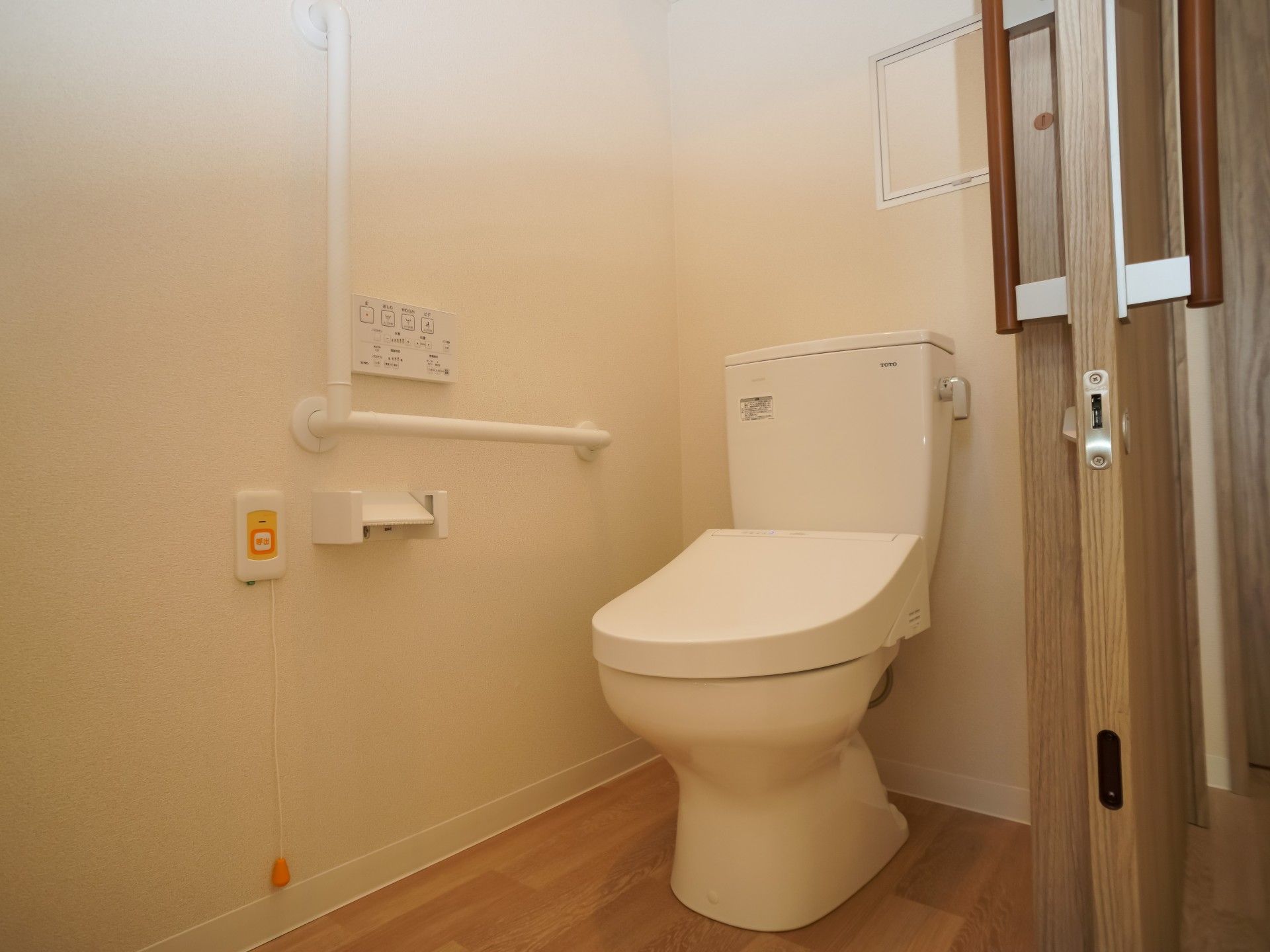 手すり付きトイレの内観