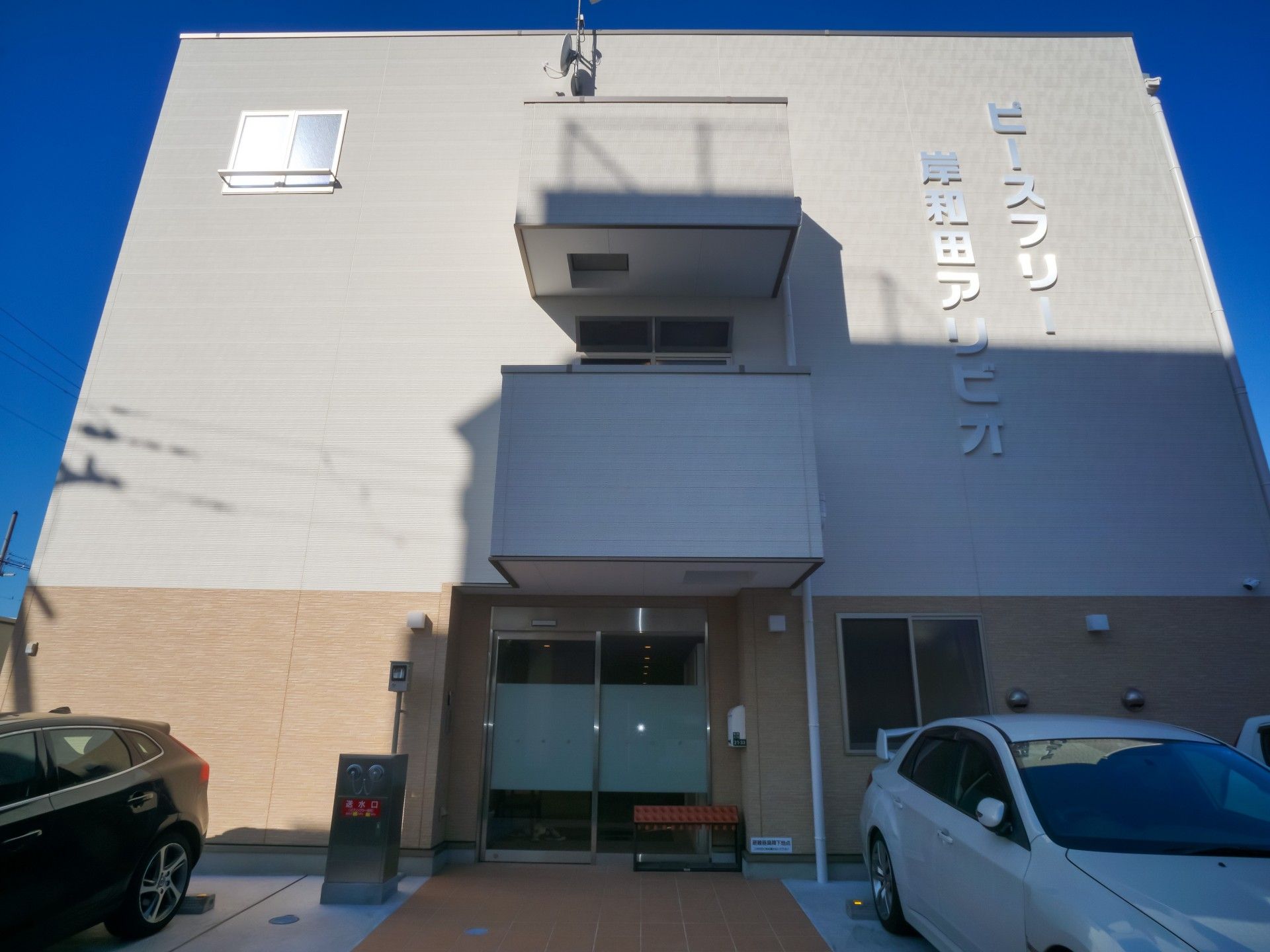 モダンな建物のエントランス