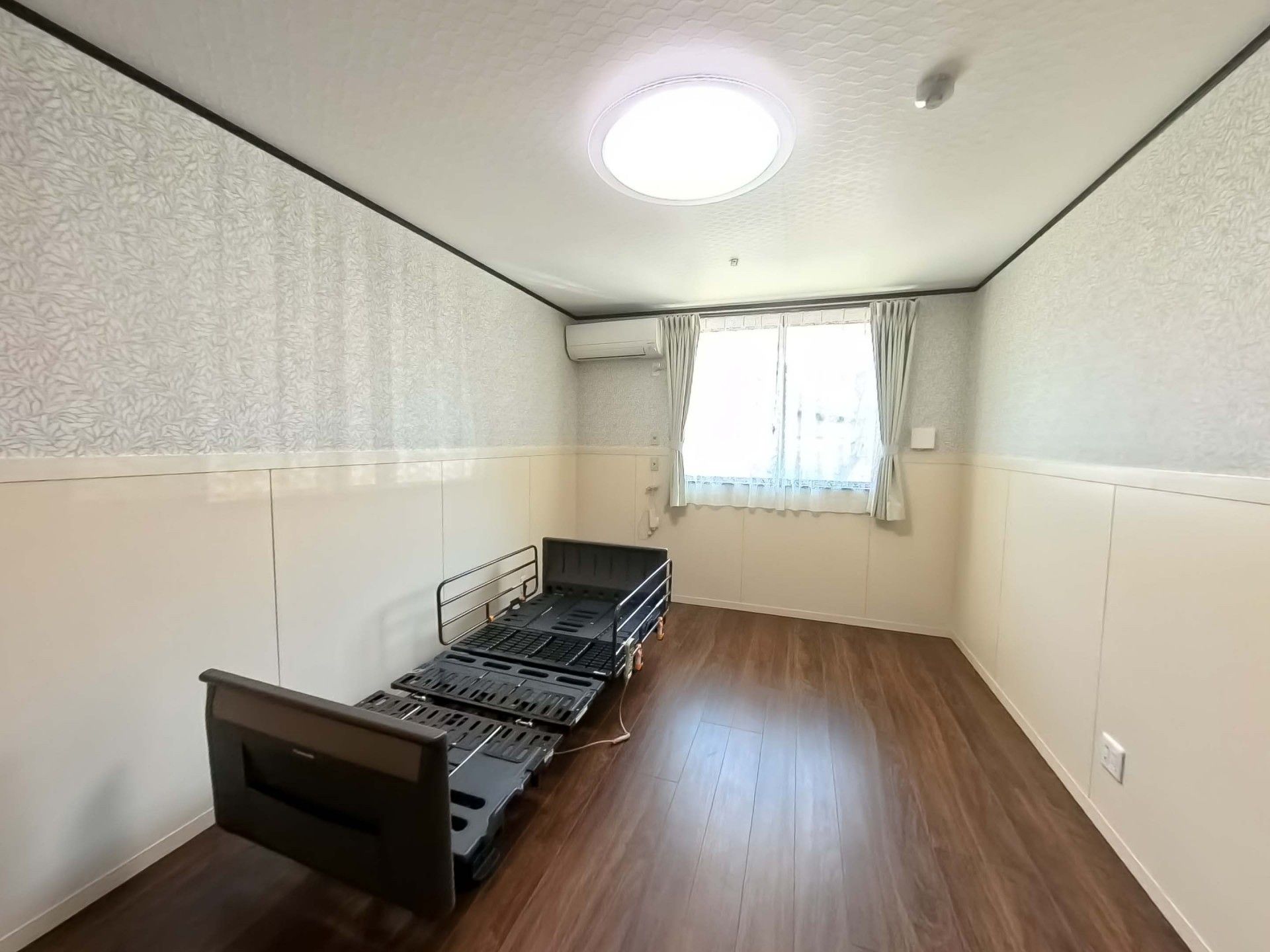ベッドのある明るい部屋