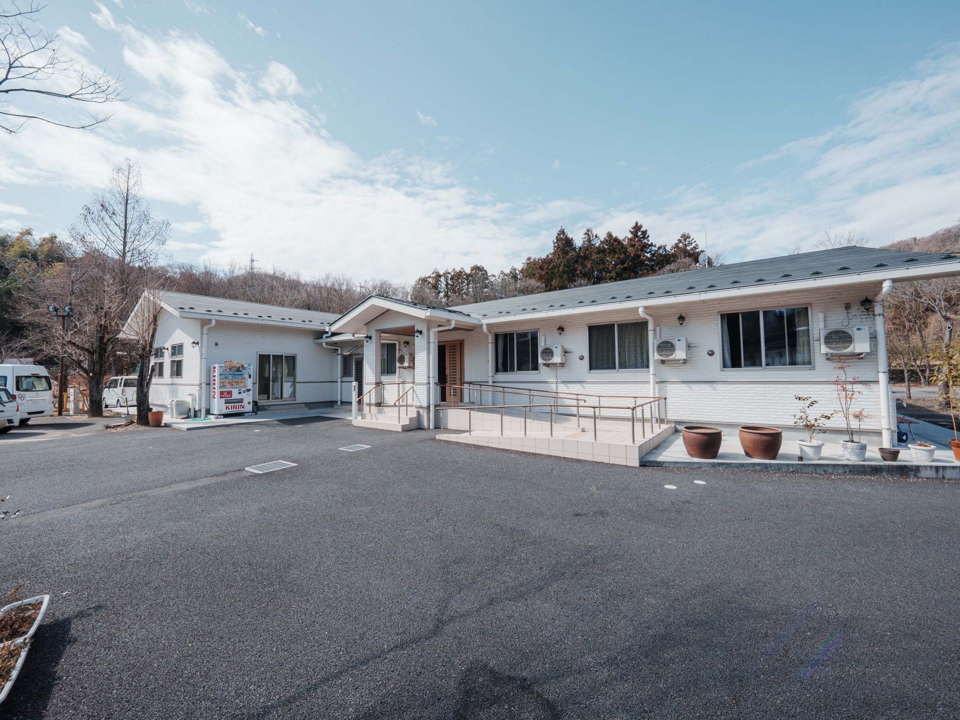 広い駐車場の建物外観