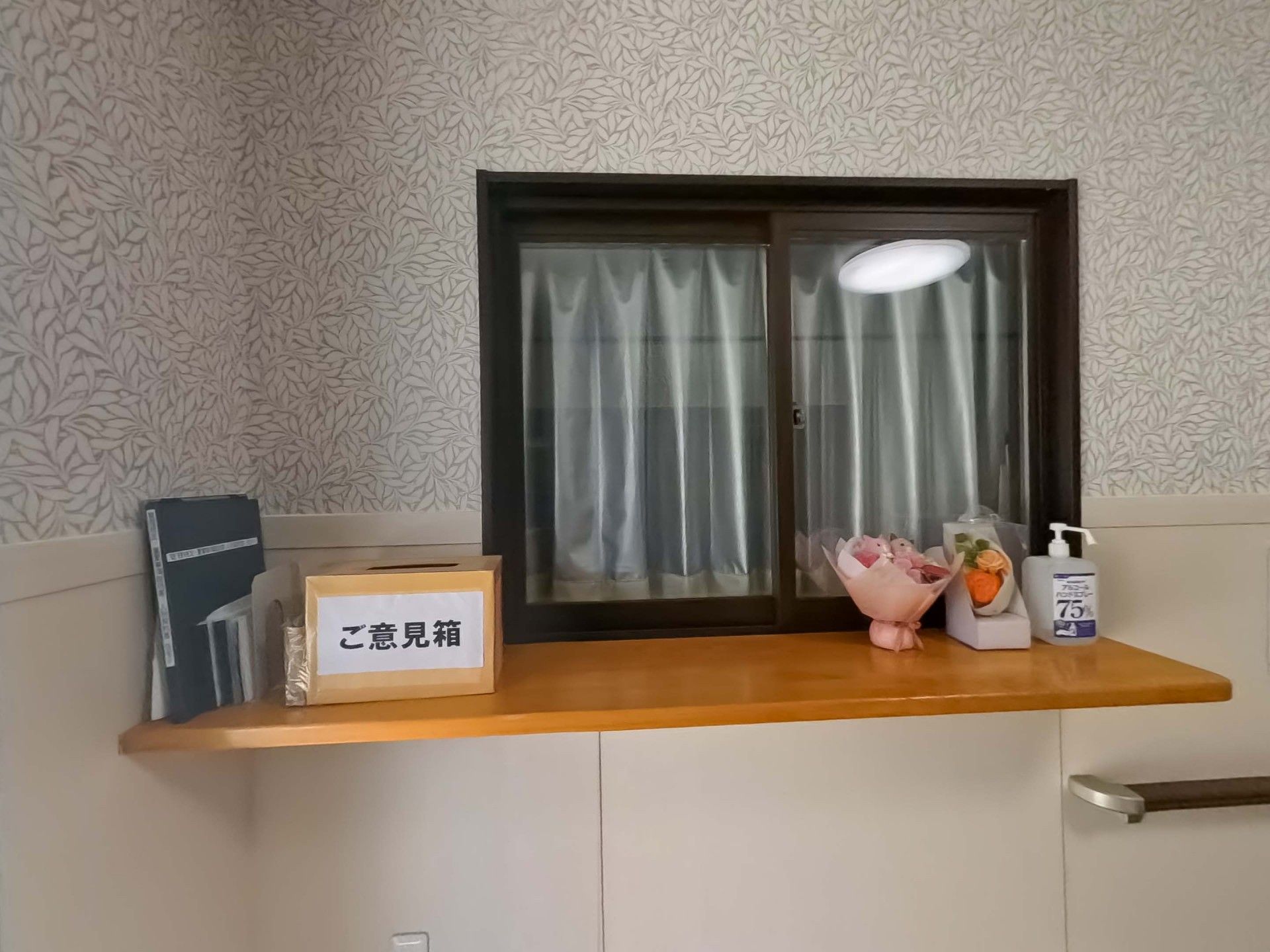 意見箱と飾り棚