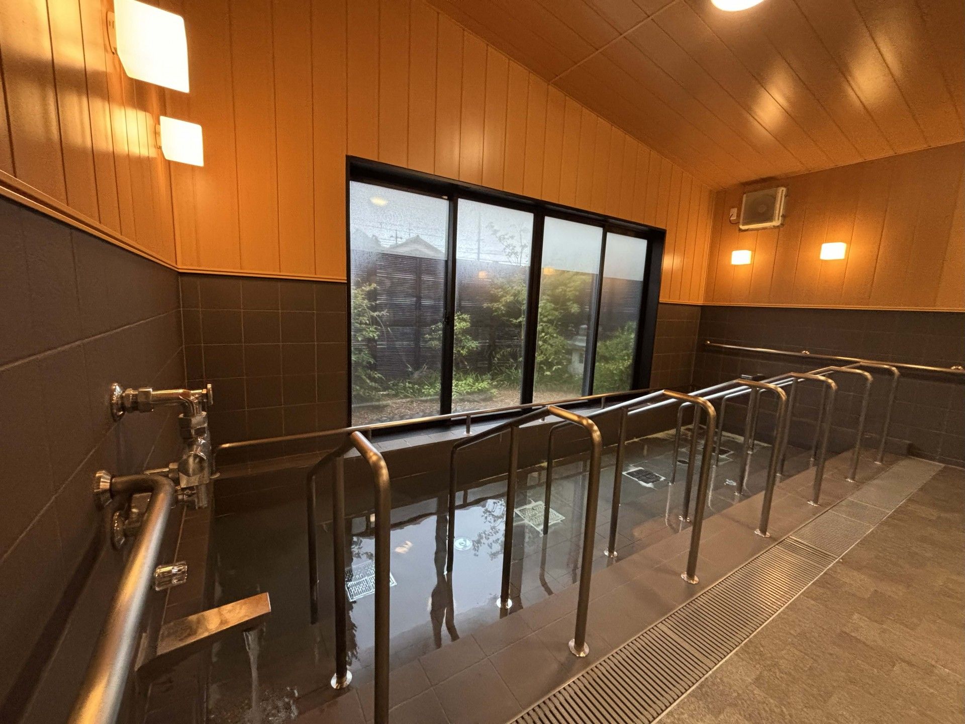 手すり付きの浴槽