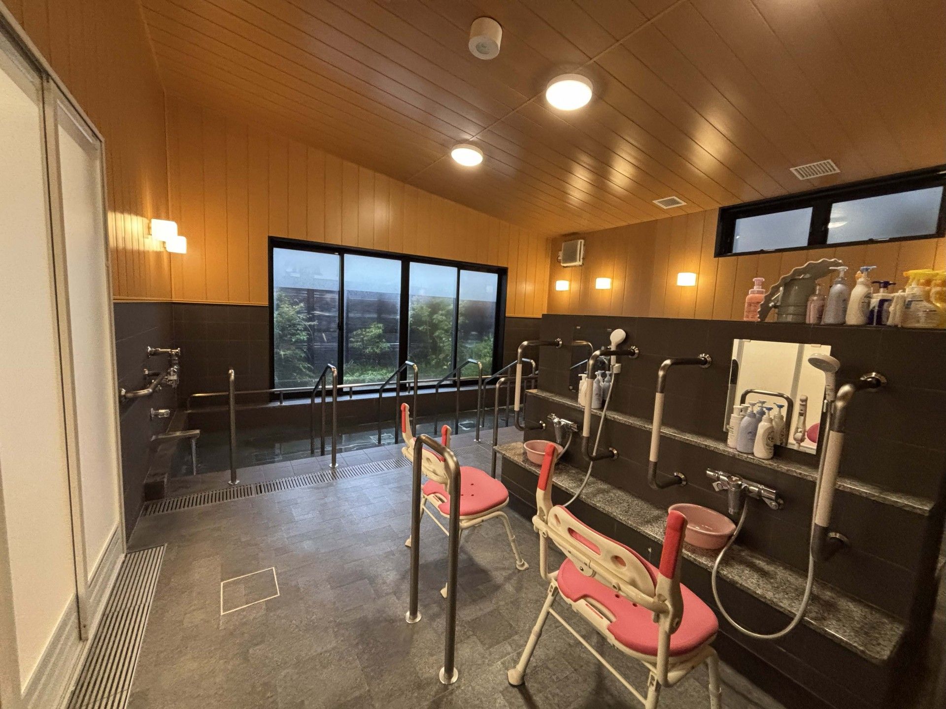 オシャレな雰囲気が漂う大浴場