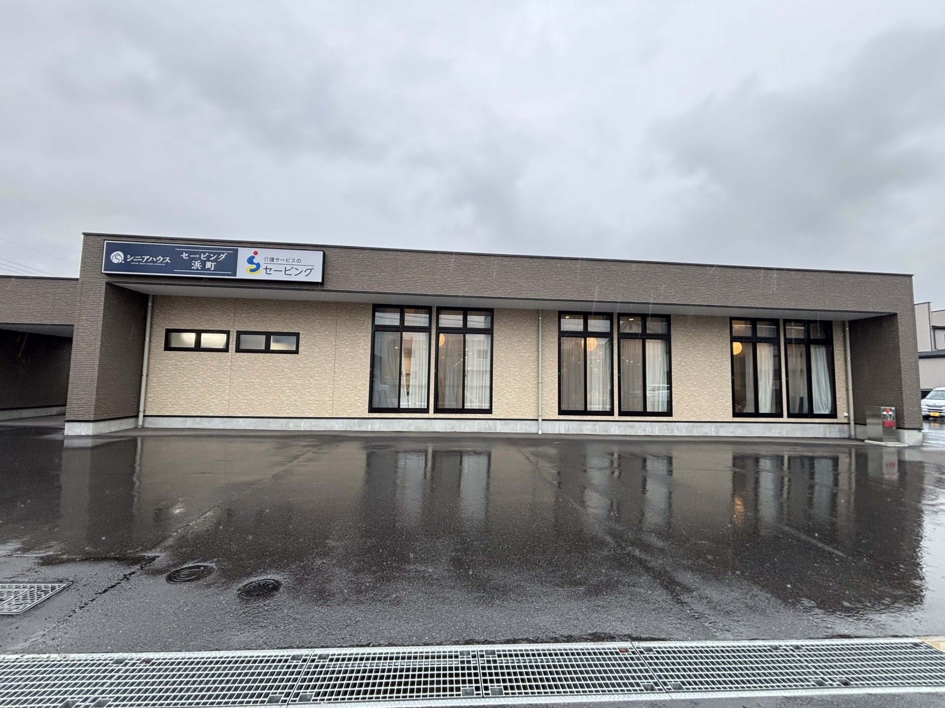 落ち着いた外観の建物