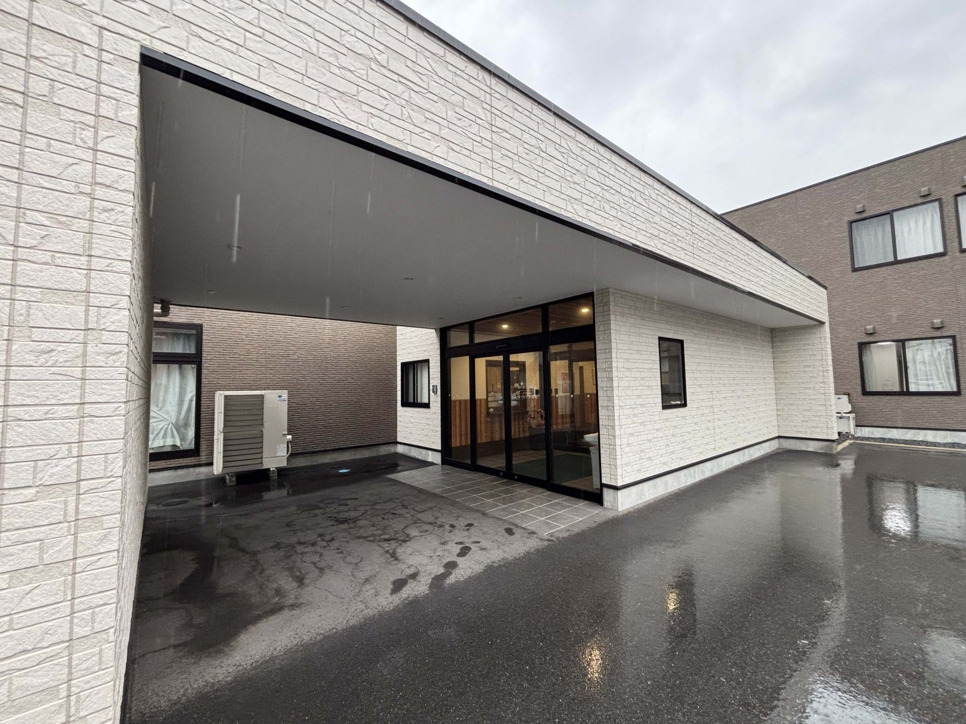 雨の日のエントランス