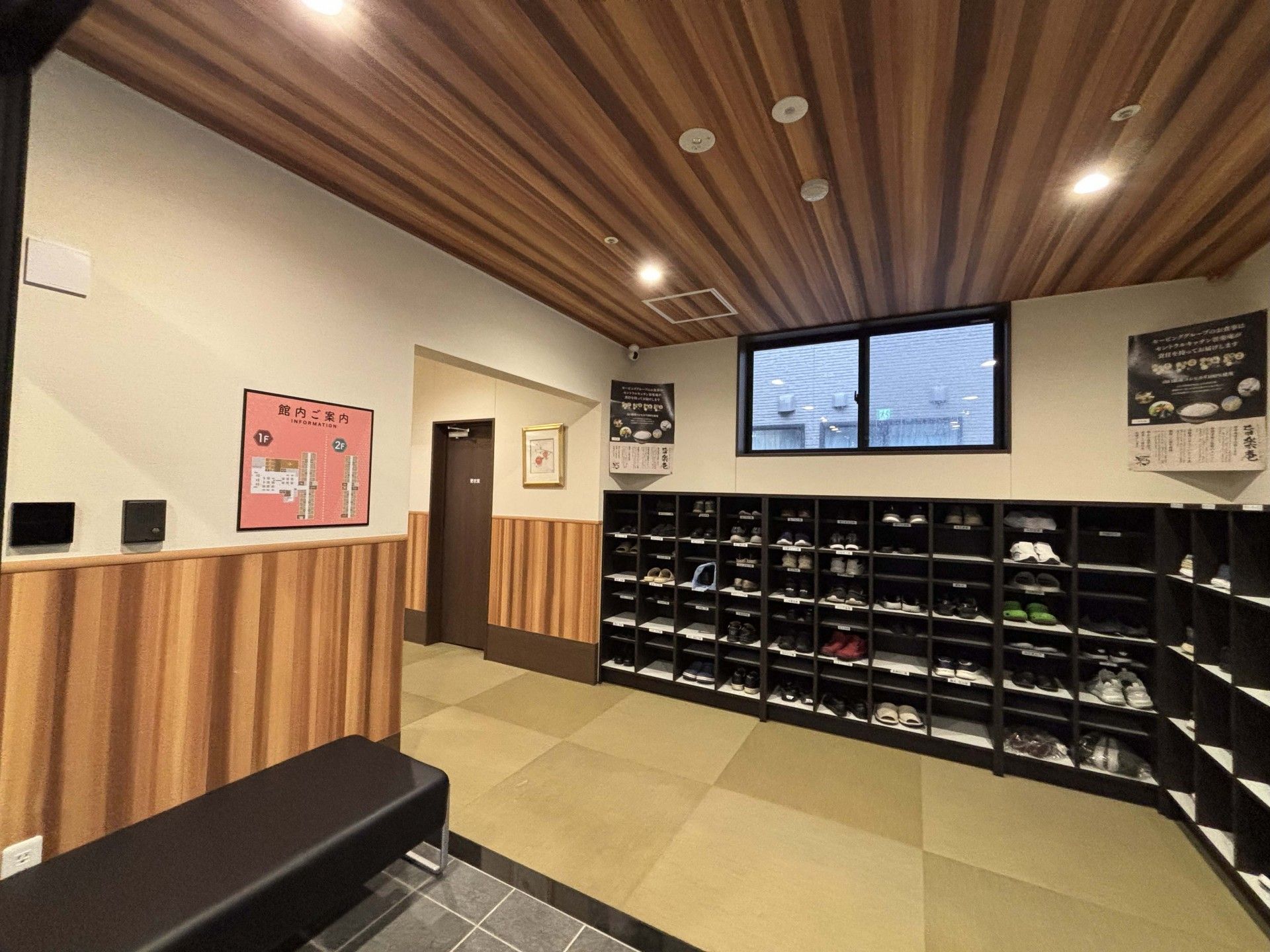 靴箱と案内図のある玄関