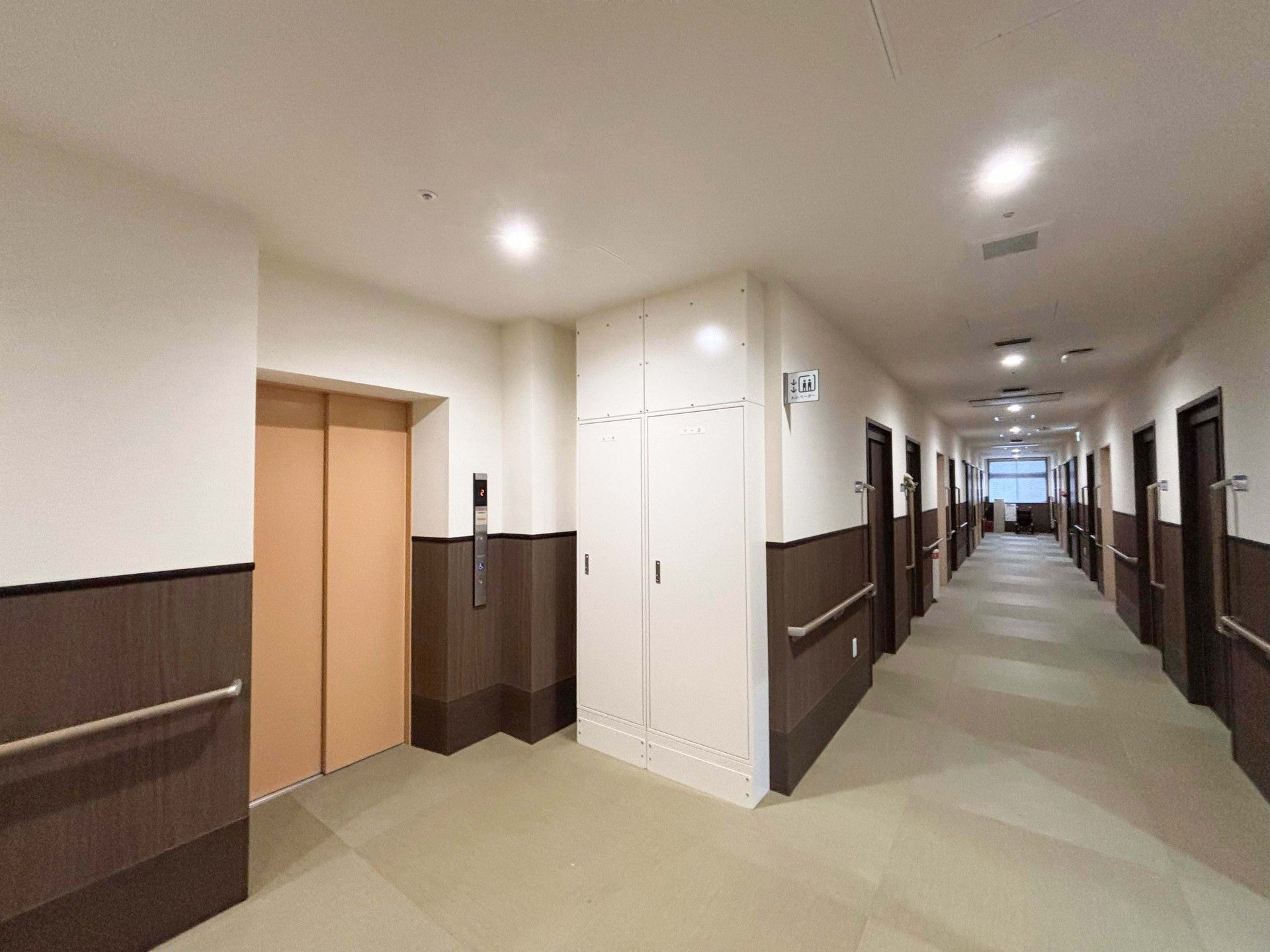 明るい廊下とエレベーター