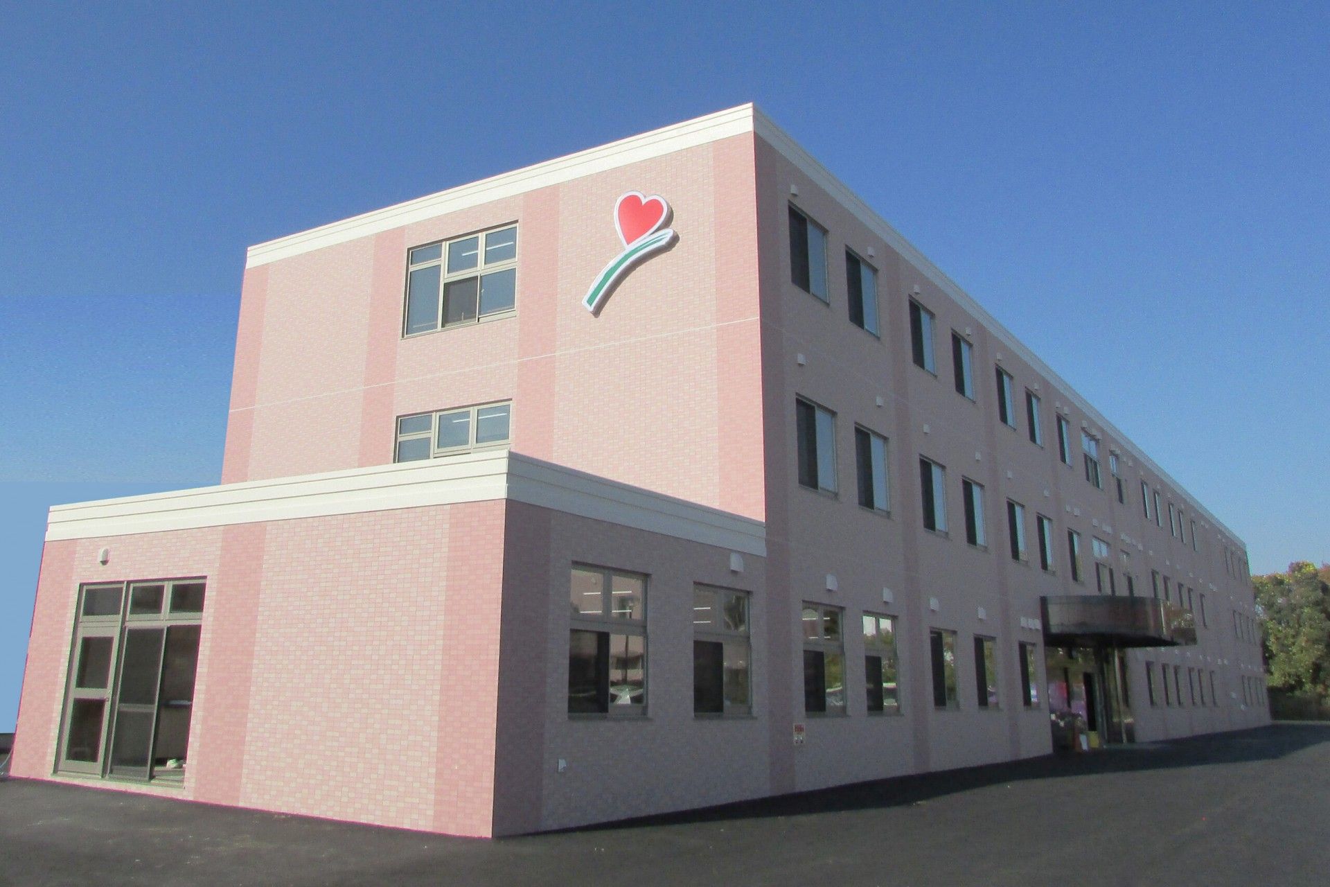 ピンクの建物の外観