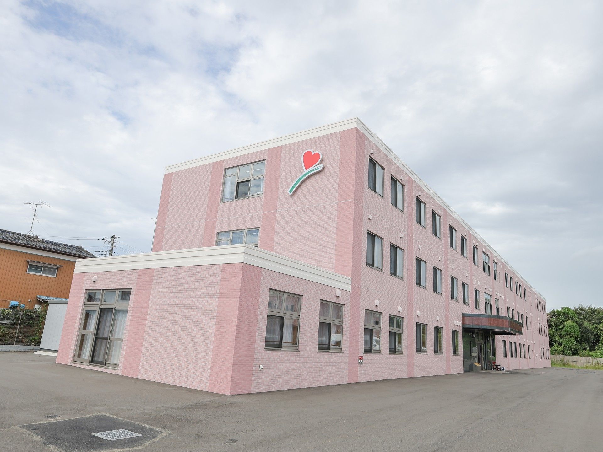 ピンクの壁の建物