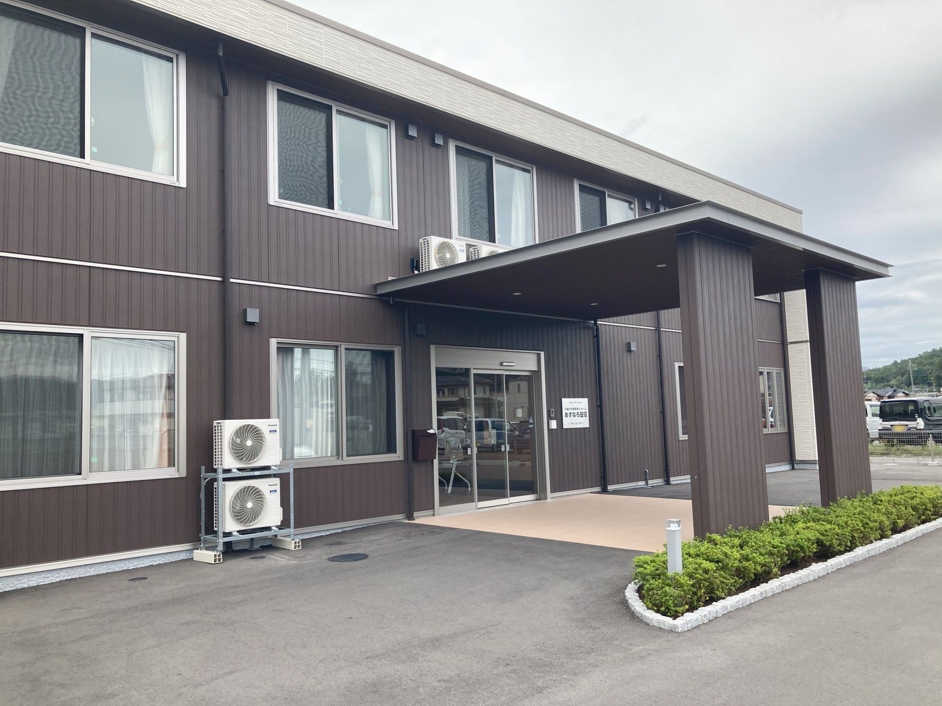 入り口が広い建物正面