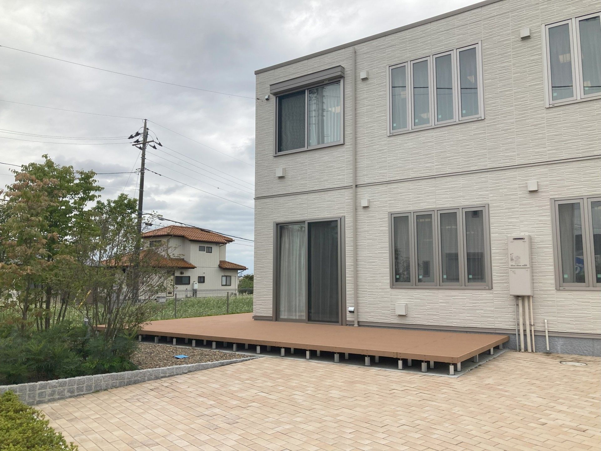 広々としたデッキのある建物