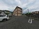 広々とした駐車場の風景