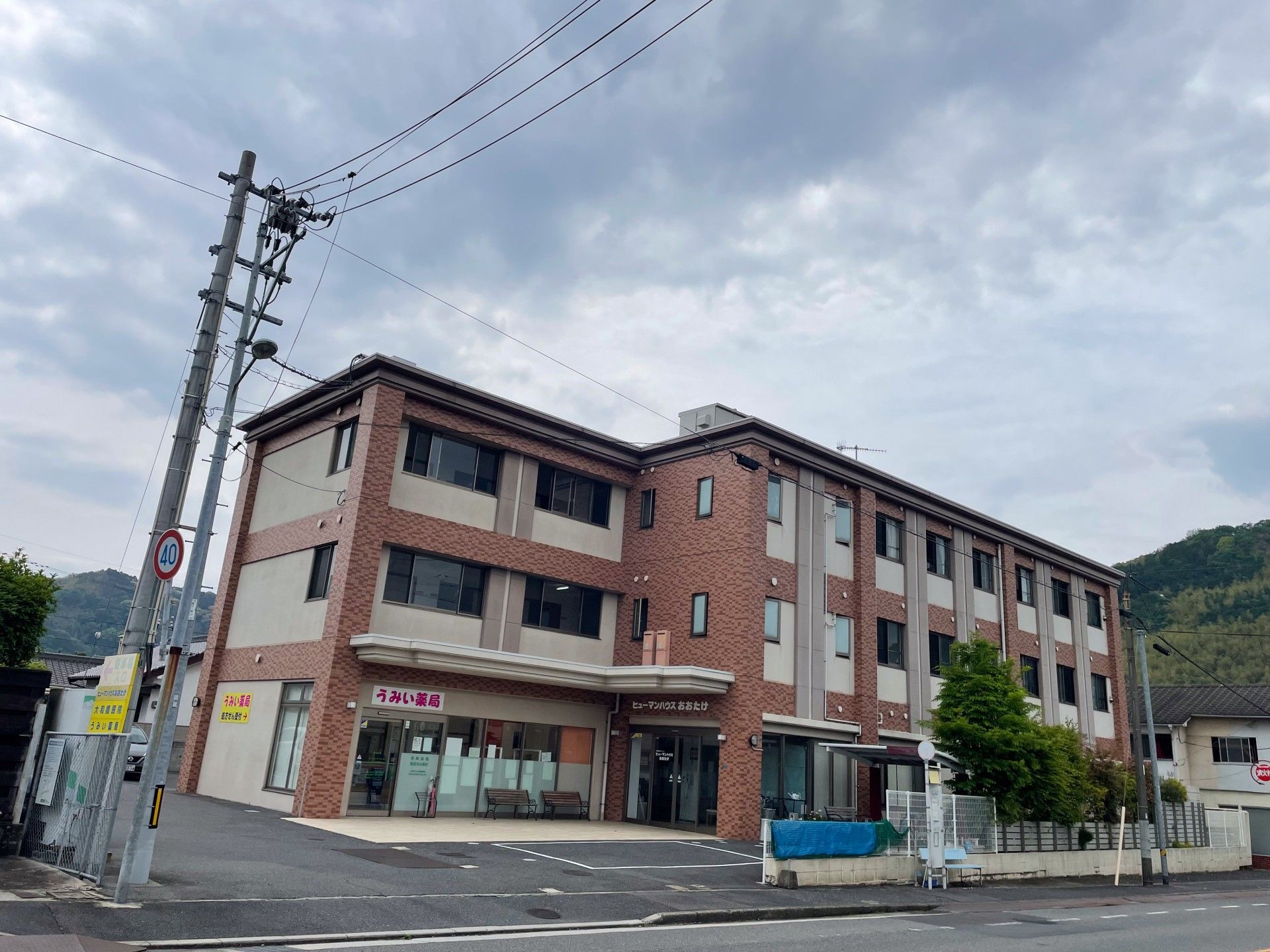 ゆったりとした建物の外観