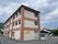 ゆったりとした外観の建物