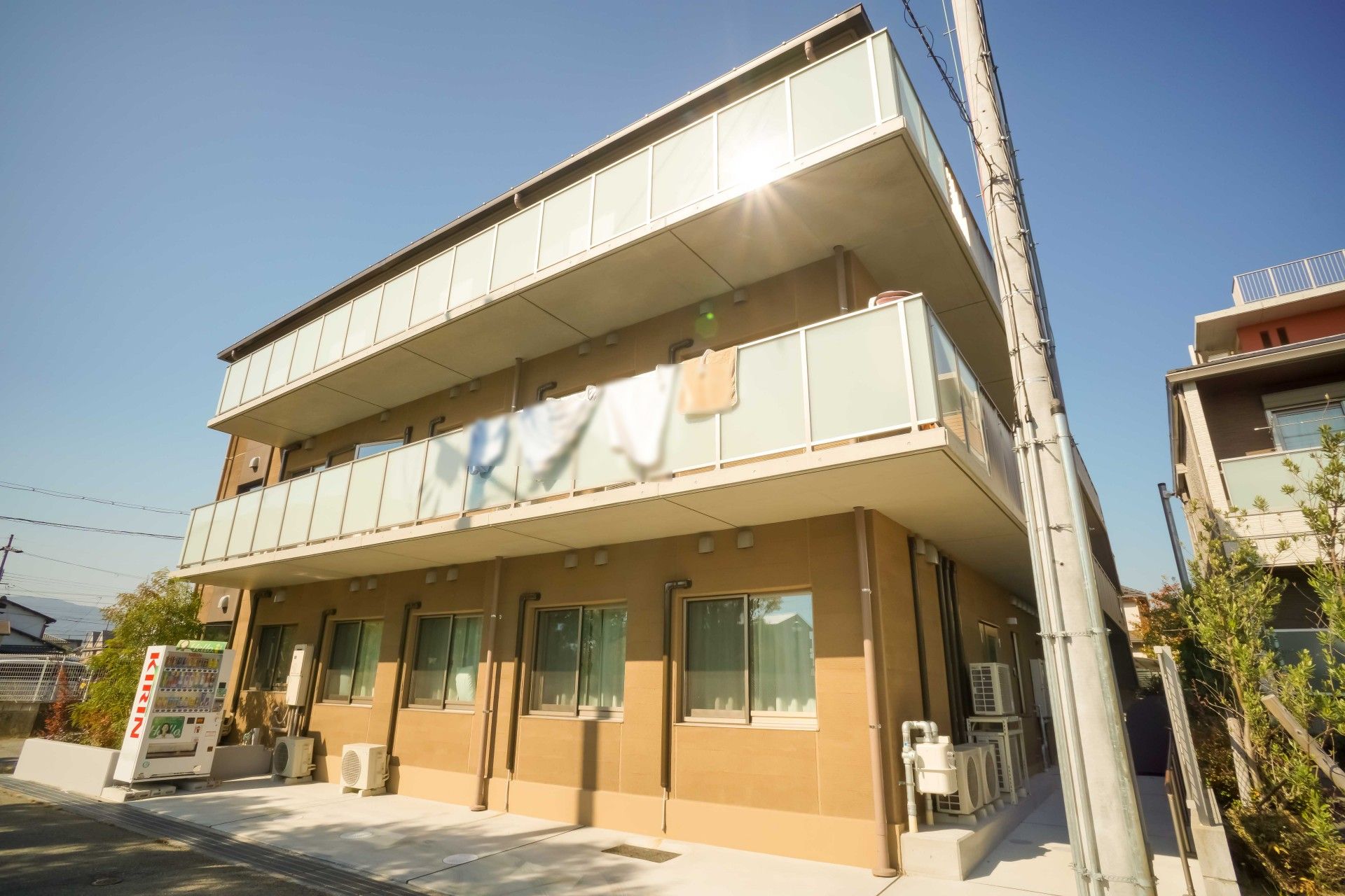 ベランダがある3階建ての外観