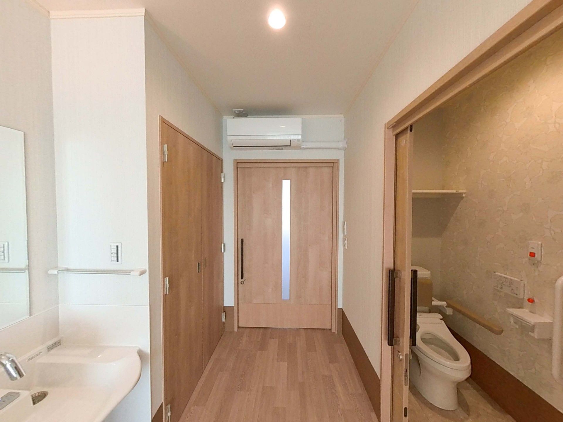 トイレや洗面台が設置された居室