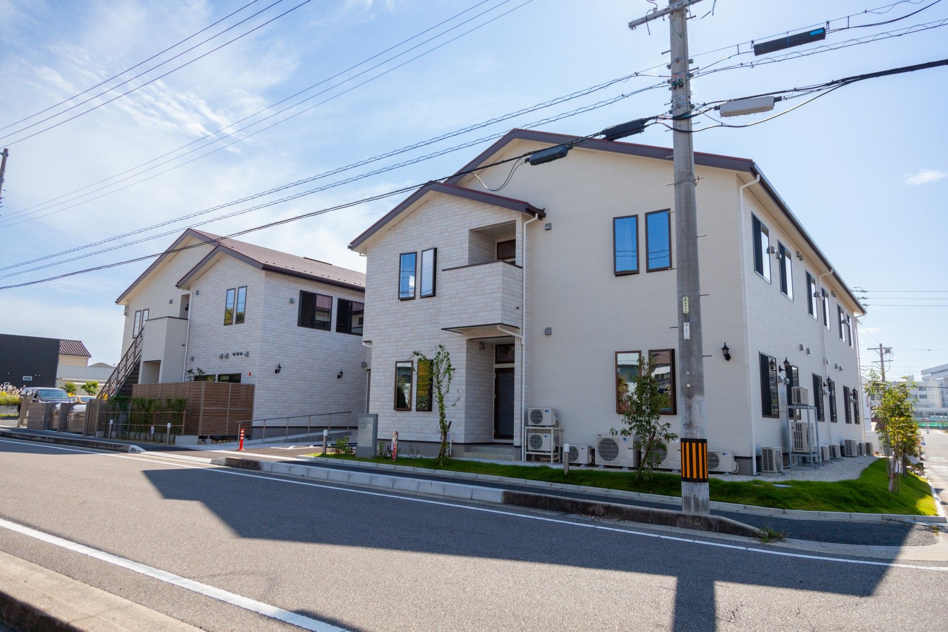 通りに面した2階建ての外観
