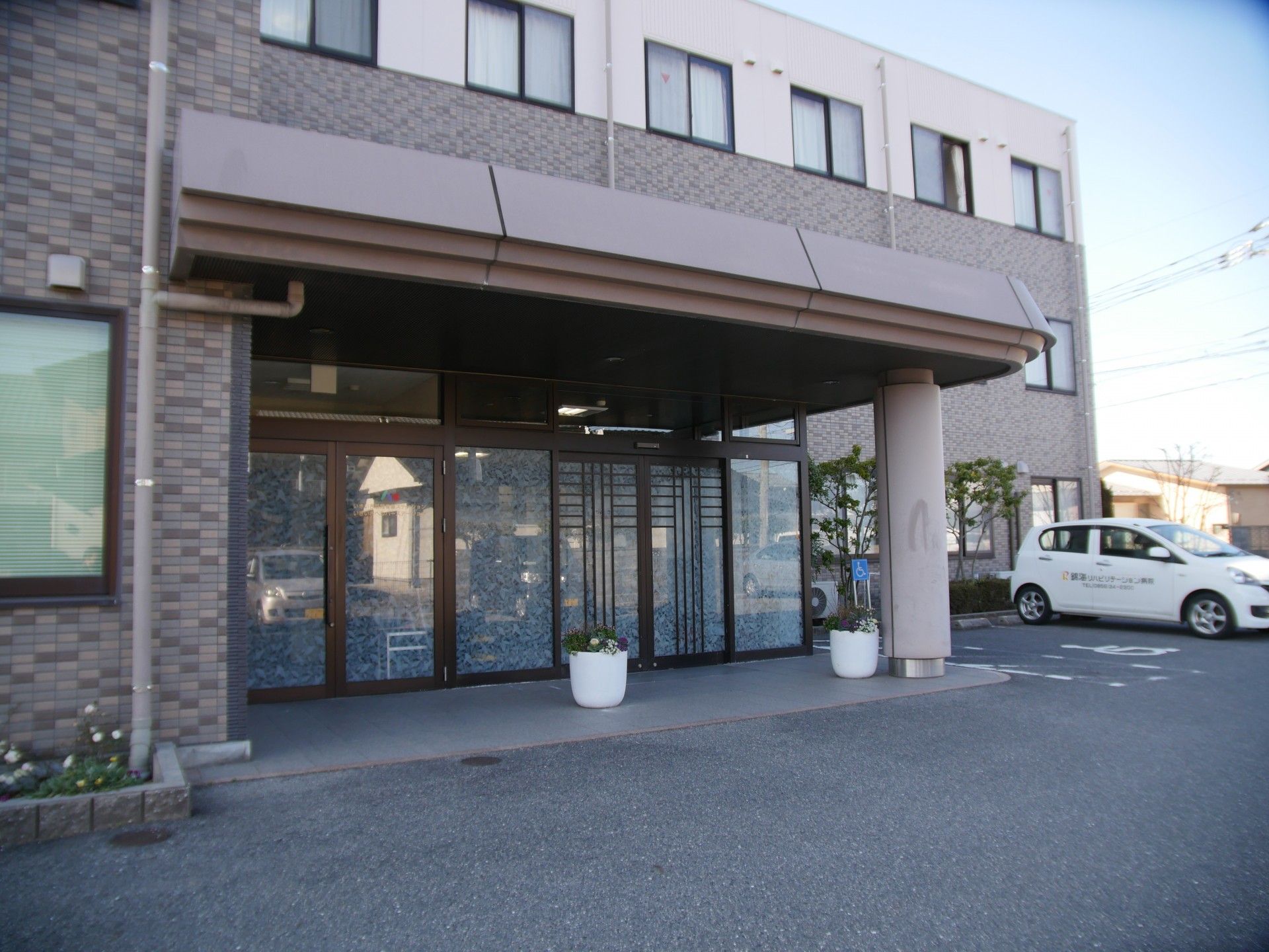 車椅子のご入居者様とスタッフ