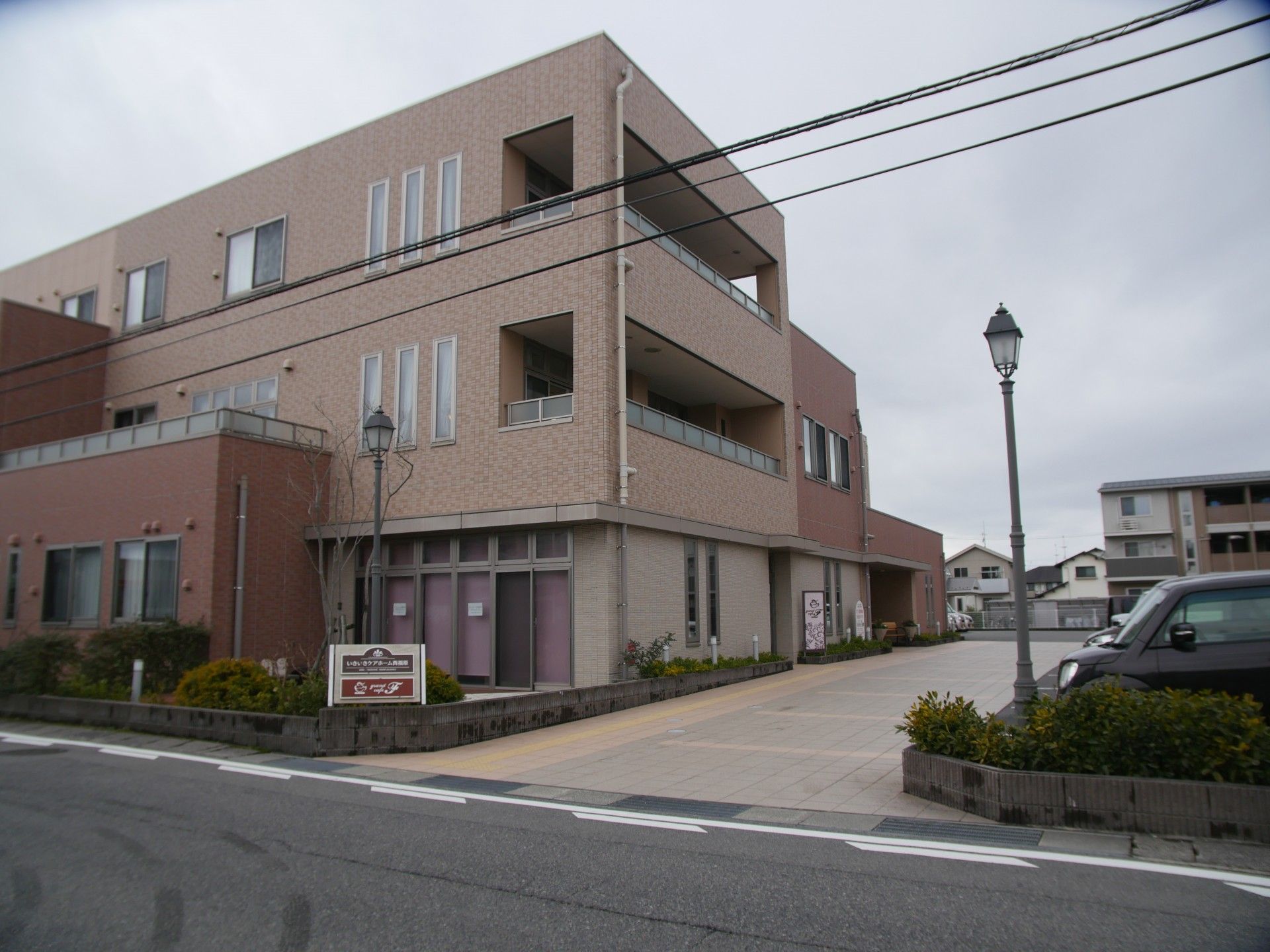 落ち着いた色調の外観