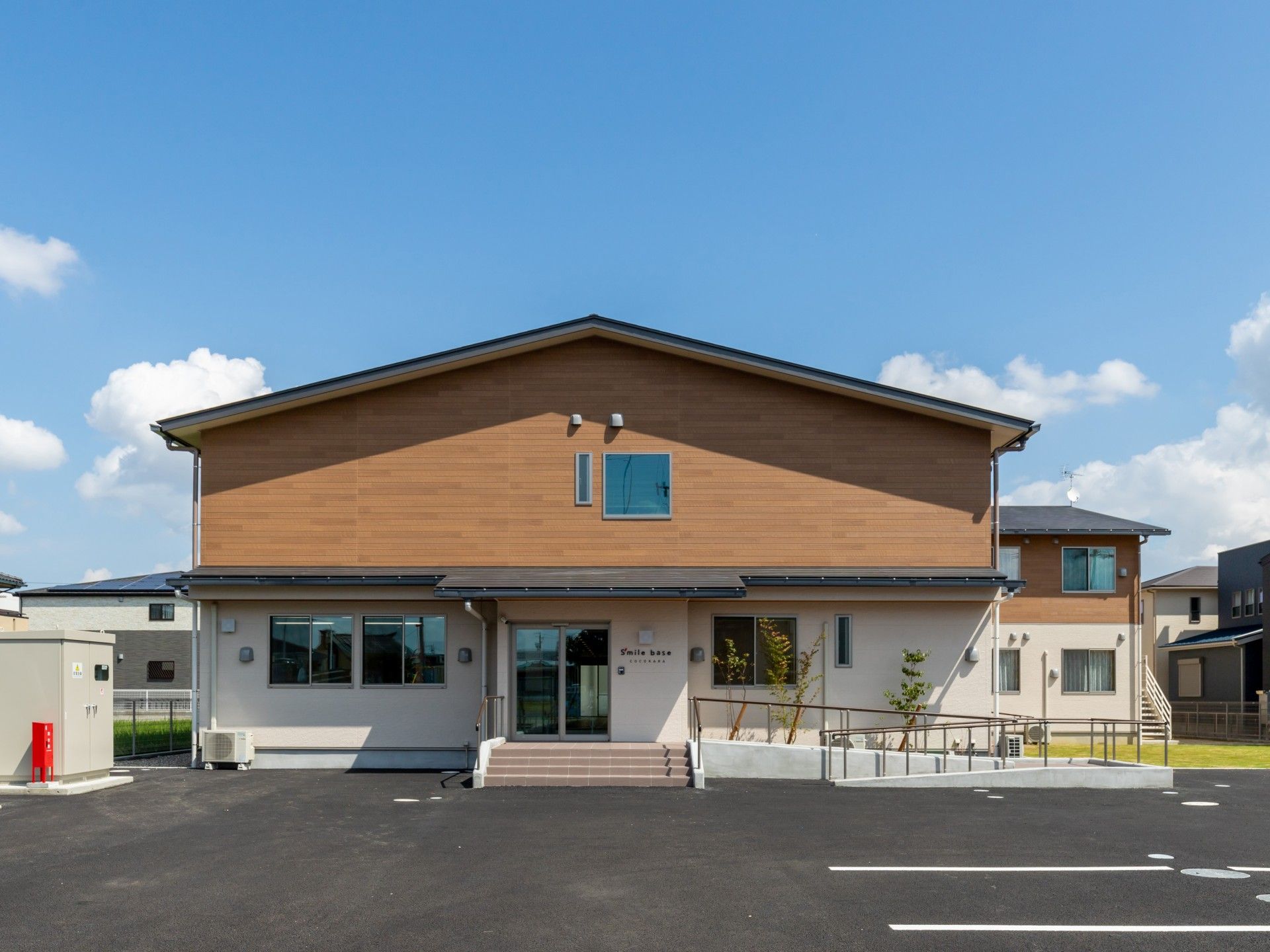 医療スタッフと車椅子のご入居者様
