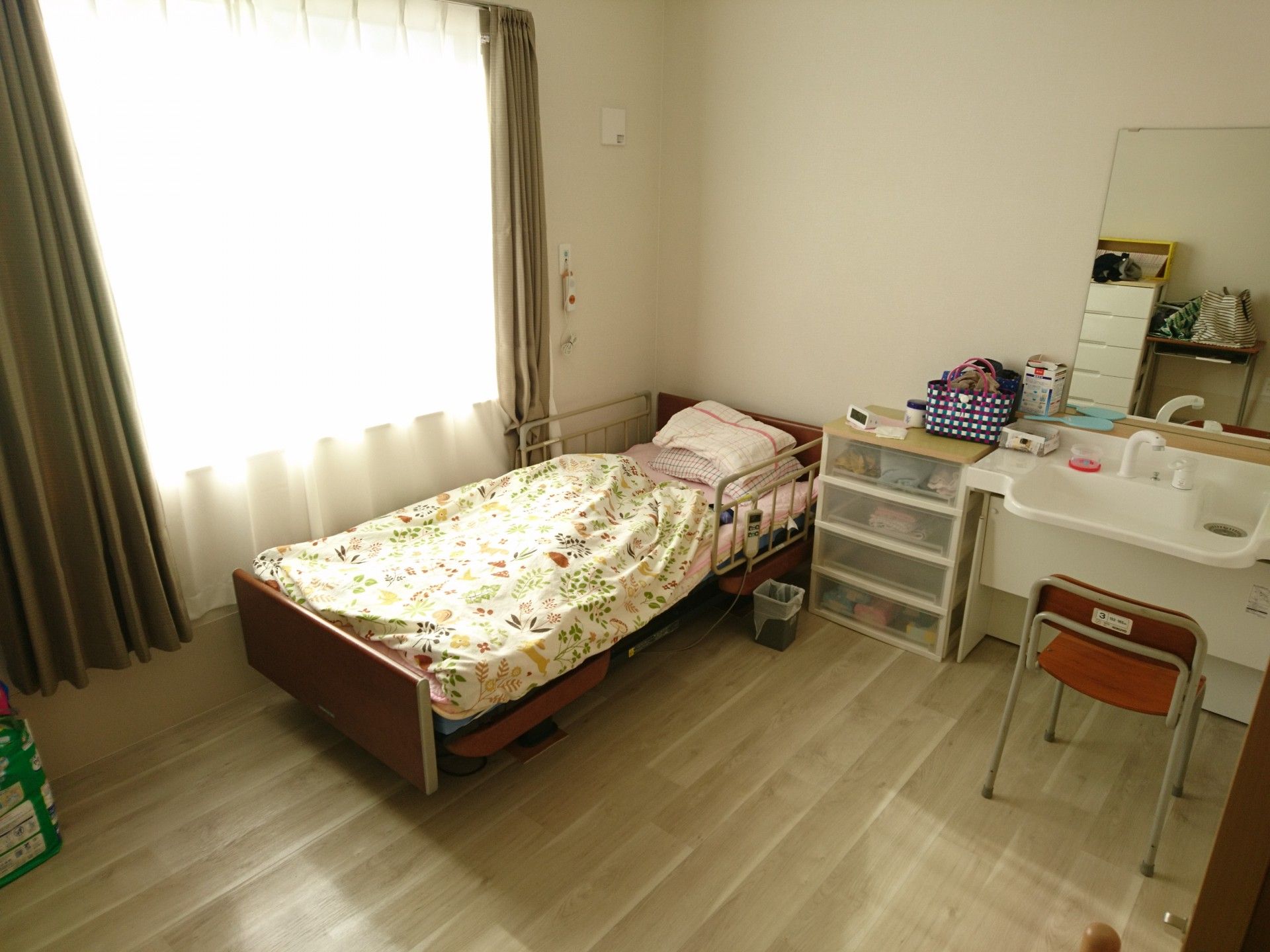 明るい個室の居室