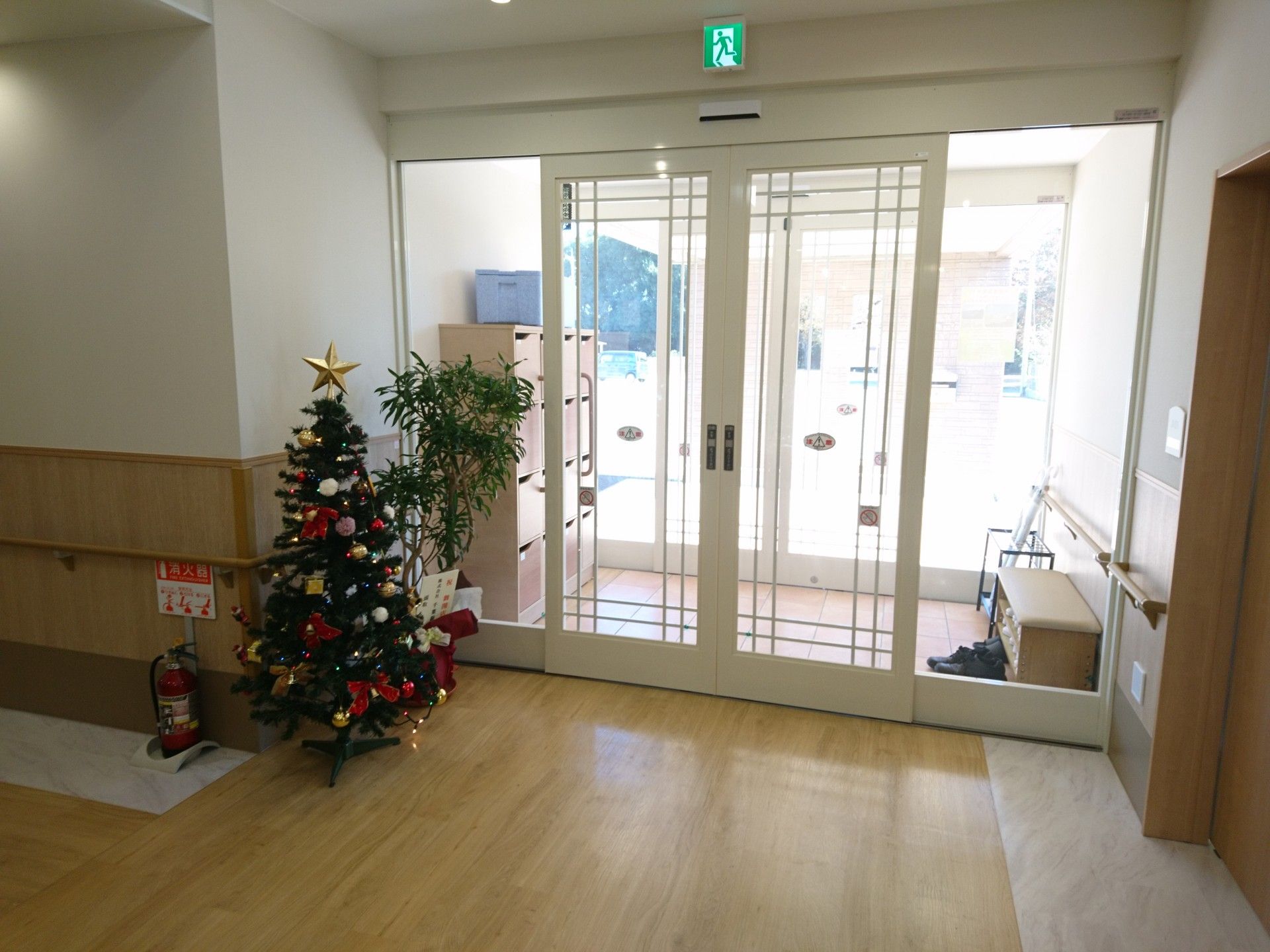 明るいエントランスのクリスマスツリー