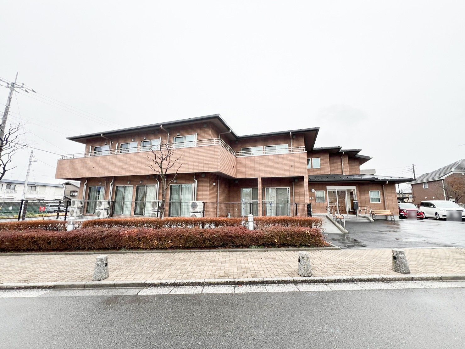 オレンジと黄色を基調とした二階建ての建物。