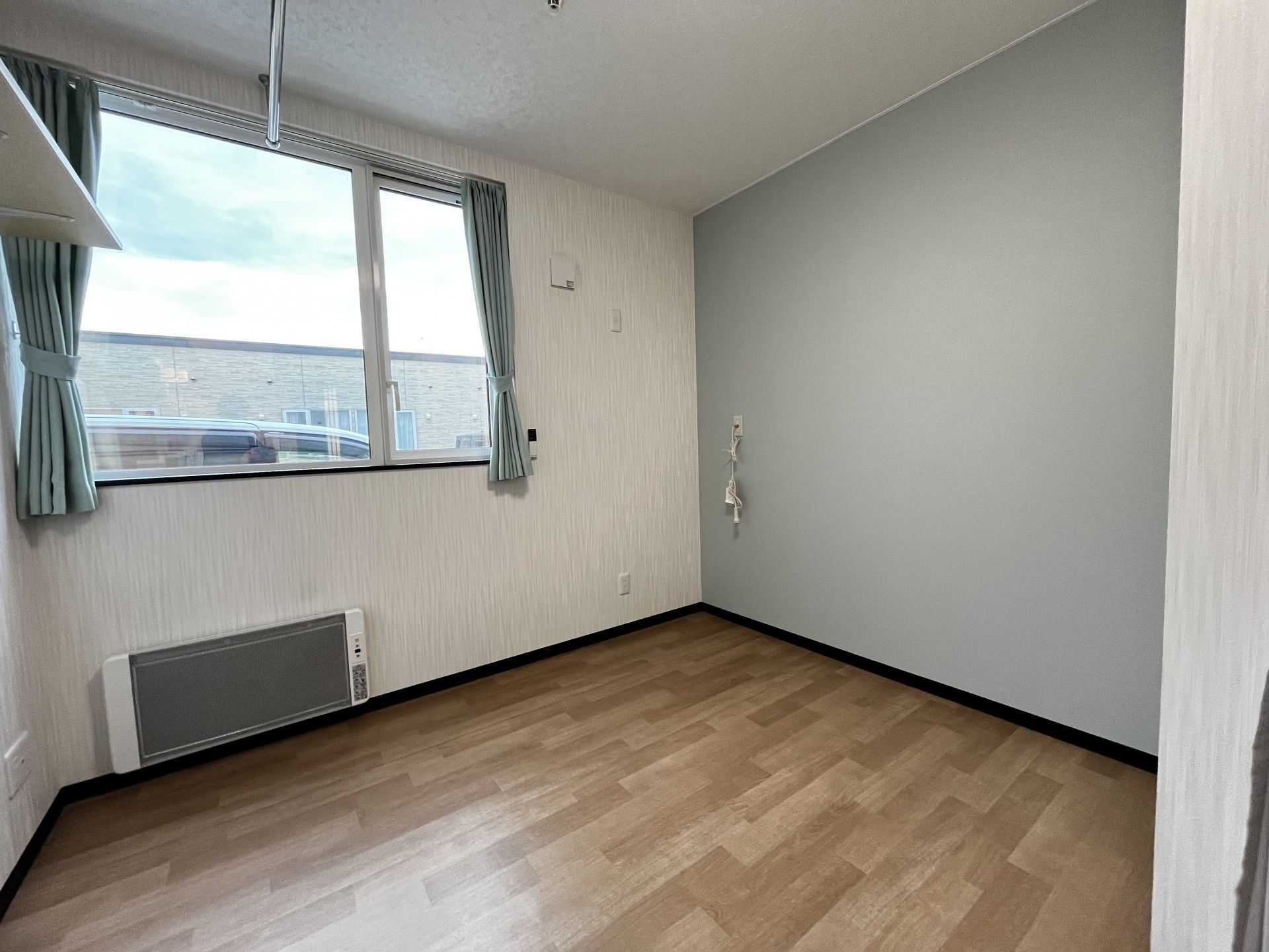 窓際の明るい部屋