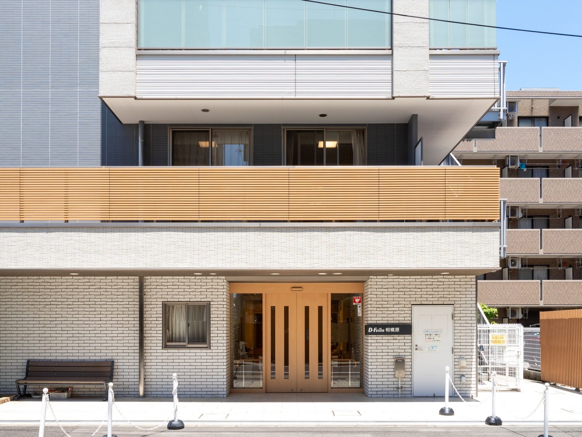 明るく清潔な建物の入口