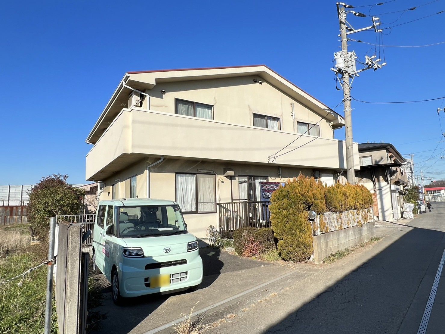 庭で交流する男性と女性