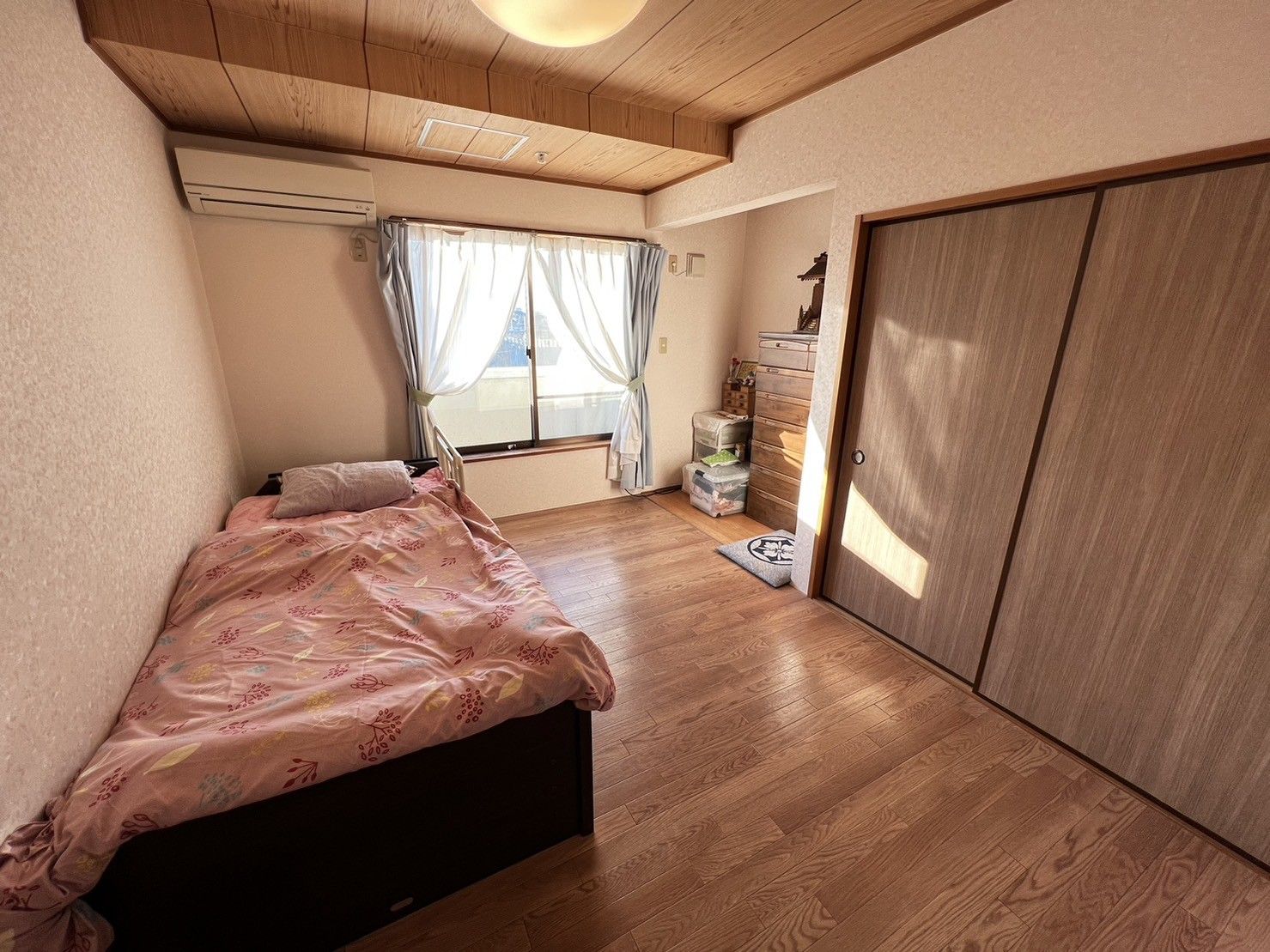 薄いベージュの外壁で三角屋根の2階建てグループホーム