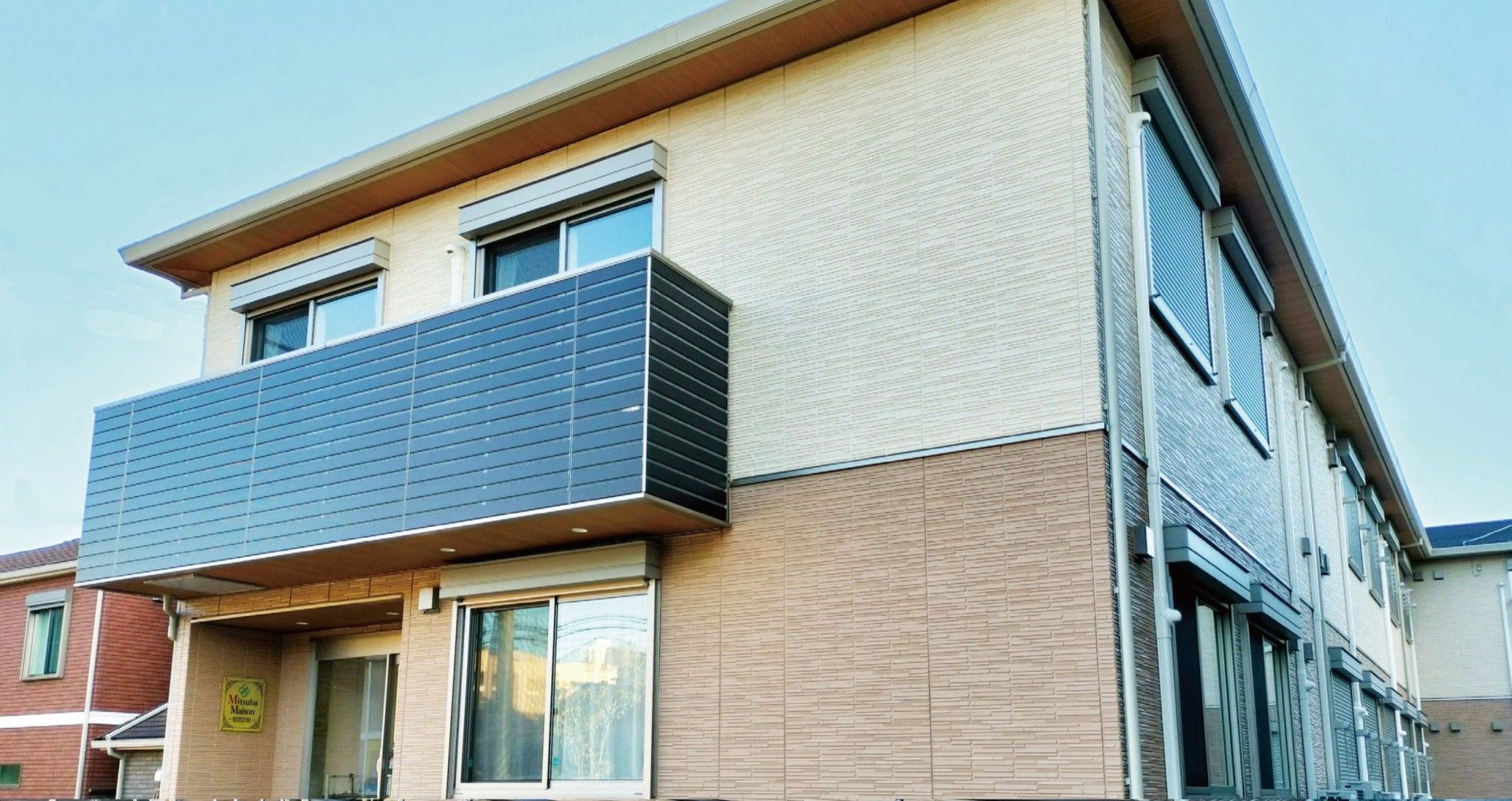明るく清潔な建物の外観