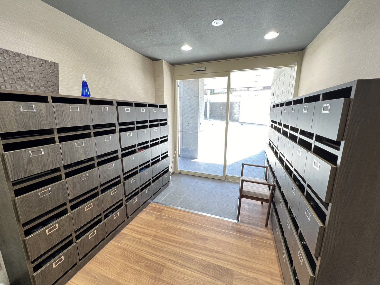 整理された郵便受けエリア