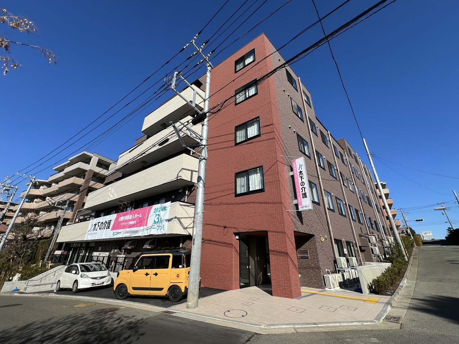 赤茶色の建物の外観