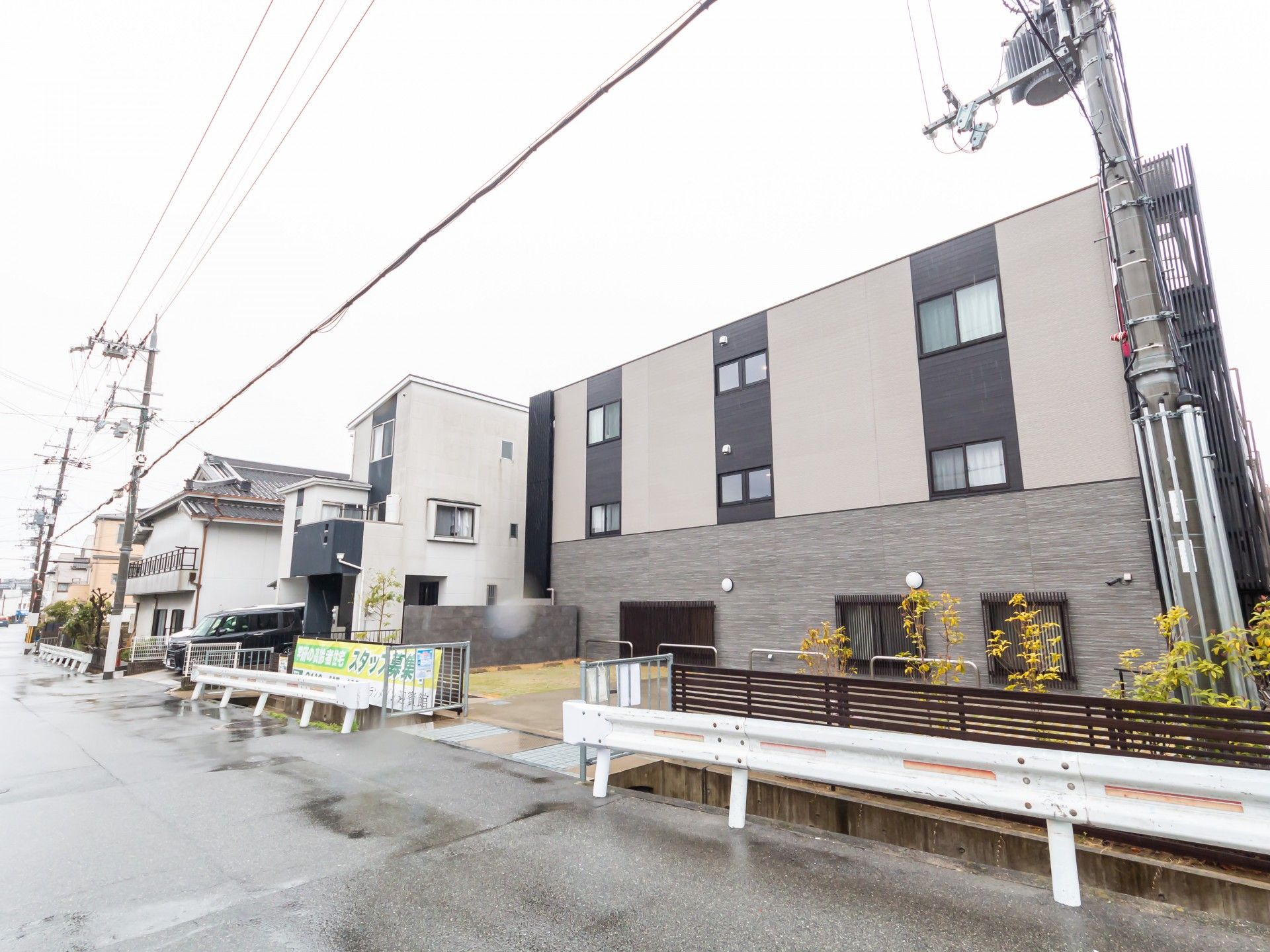 新しい建物の外観