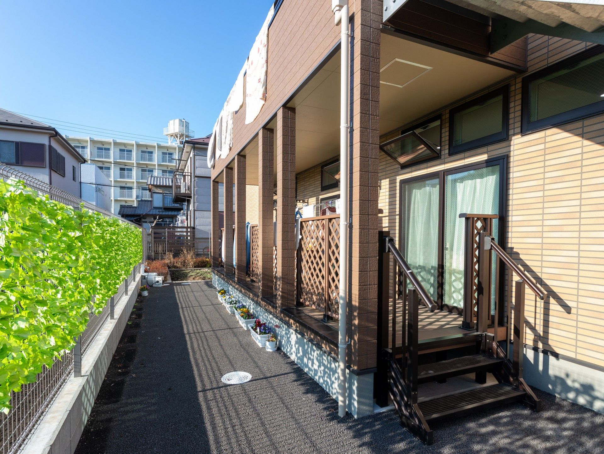 日差しが差し込む通路