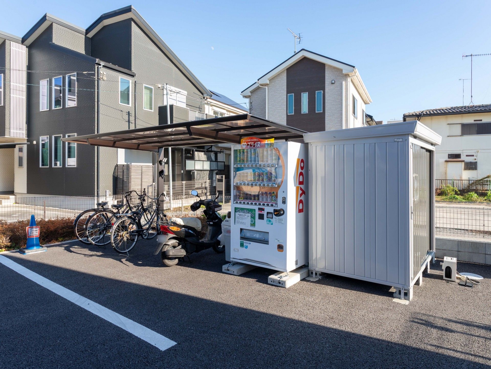 駐輪場と自動販売機